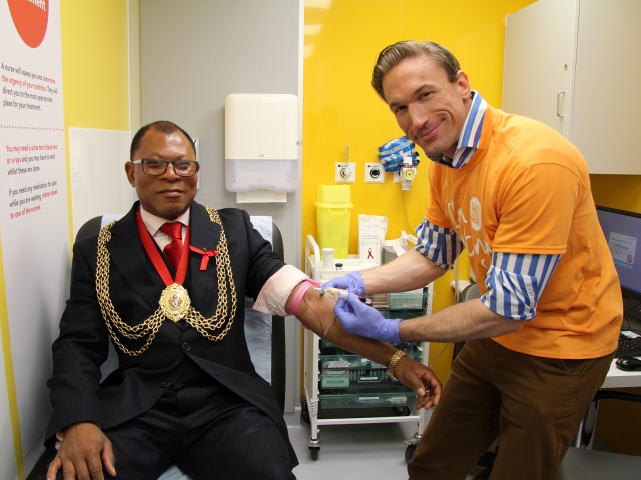 Dr Christian Jessen Tests Mayor Of Lambeth At St Thomas Hospital To Mark National Hiv Testing Week South West Londoner