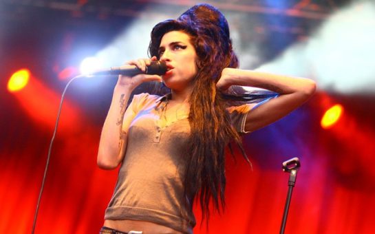 Amy Winehouse performing