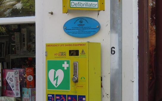 Defibrillator wall-mounted