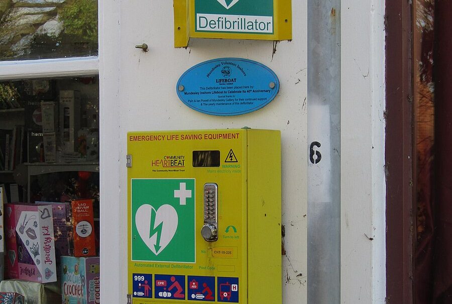 Defibrillator wall-mounted